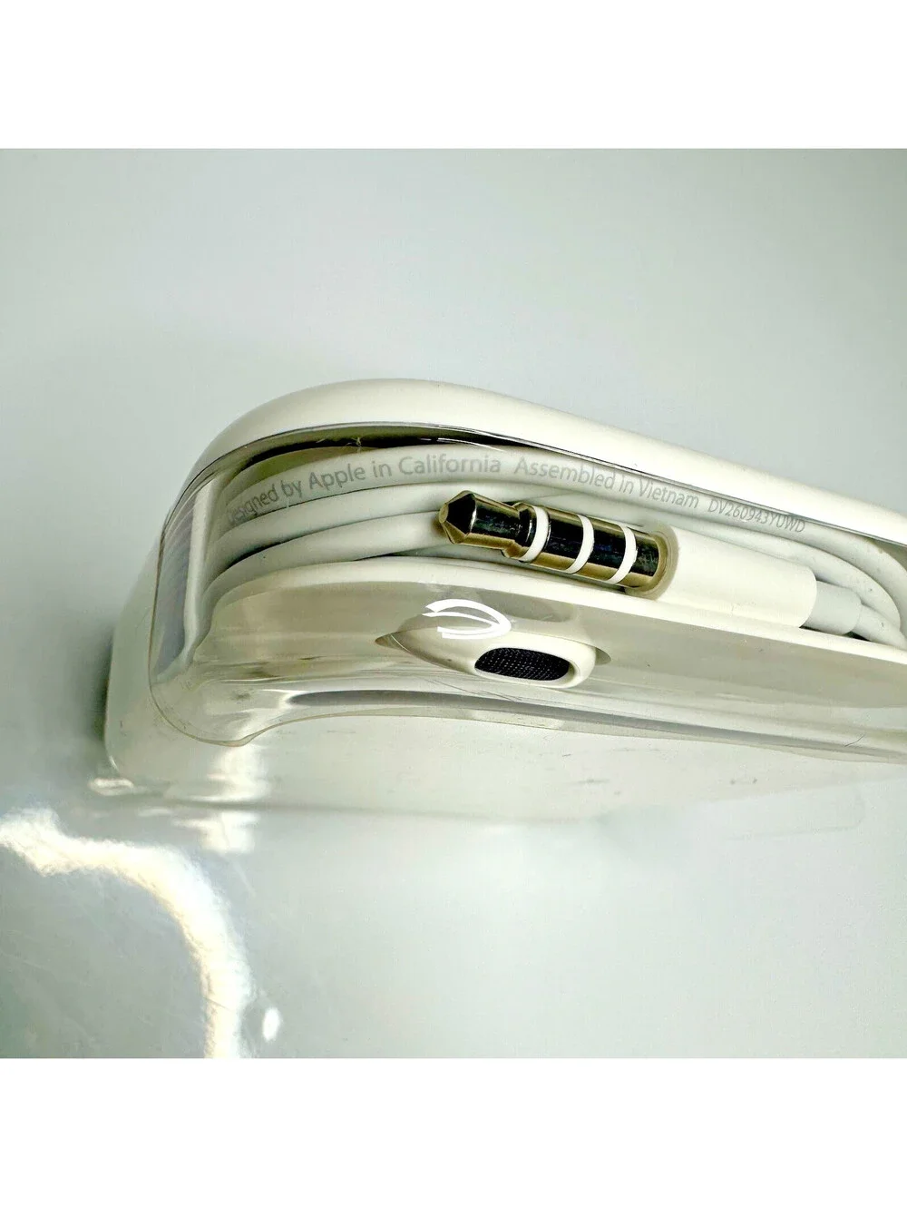 Apple EarPods 3.5mm Headphone Plug MWU53AM/A New Sealed Genuine Apple